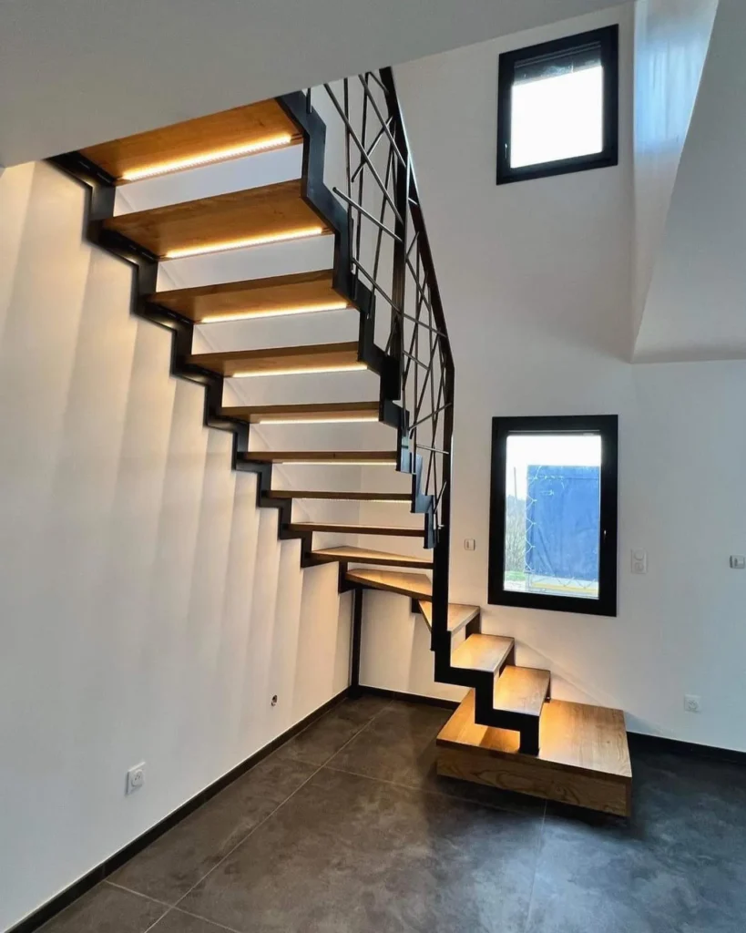 Escalier moderne suspendu en bois avec éclairage LED