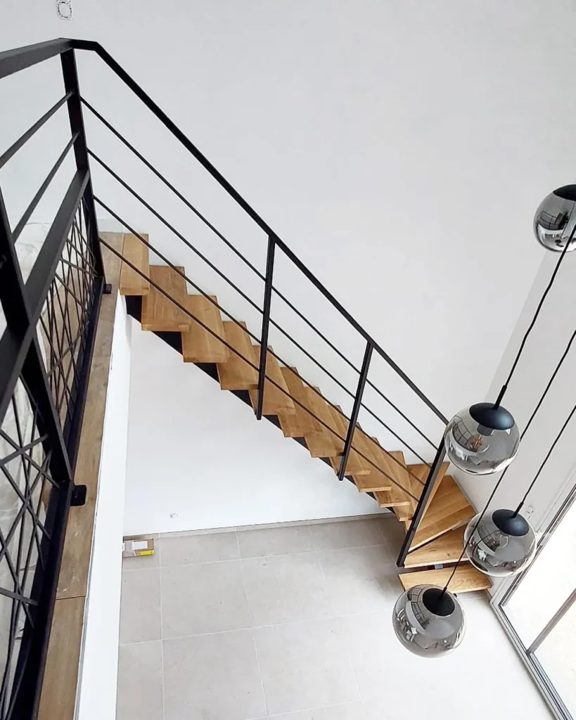 Escalier moderne en bois et métal noir