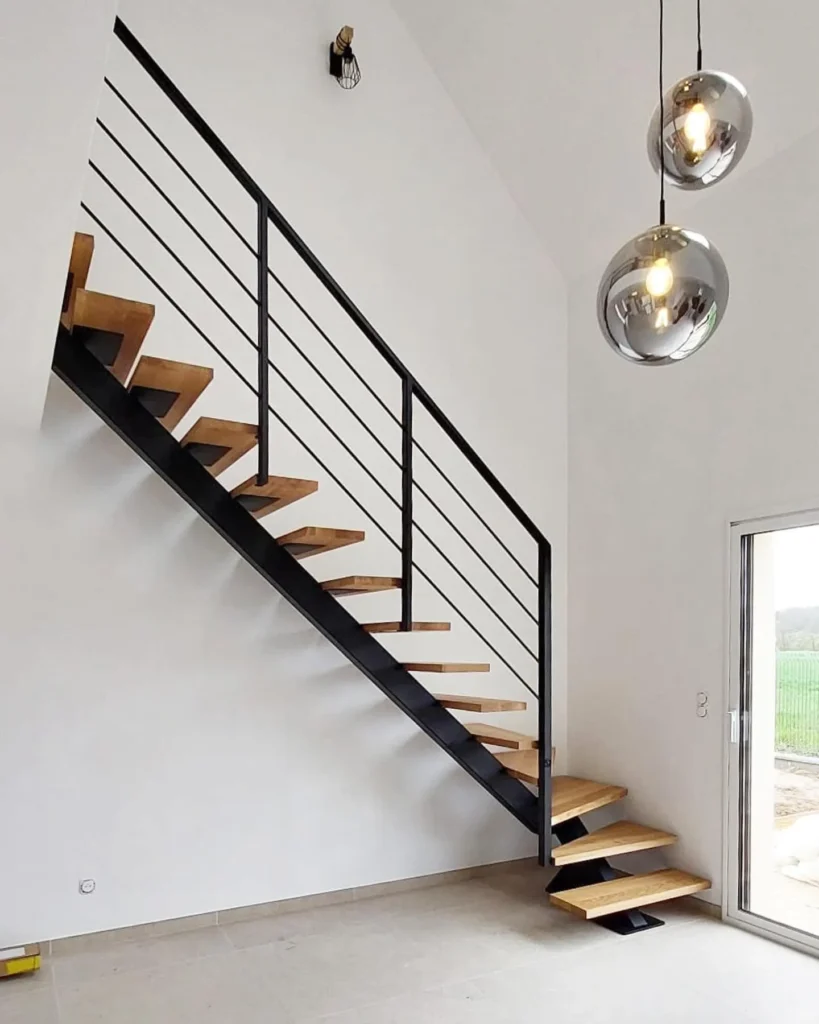 Escalier moderne bois et métal dans intérieur lumineux
