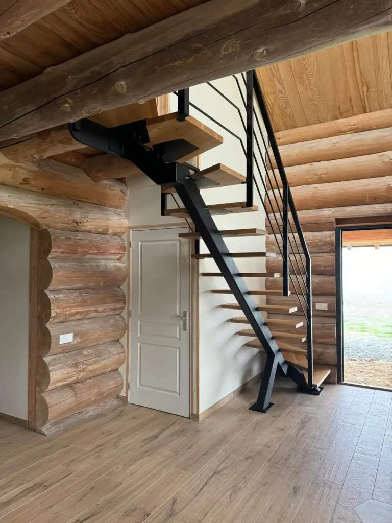 Escalier moderne bois et métal dans chalet en rondins