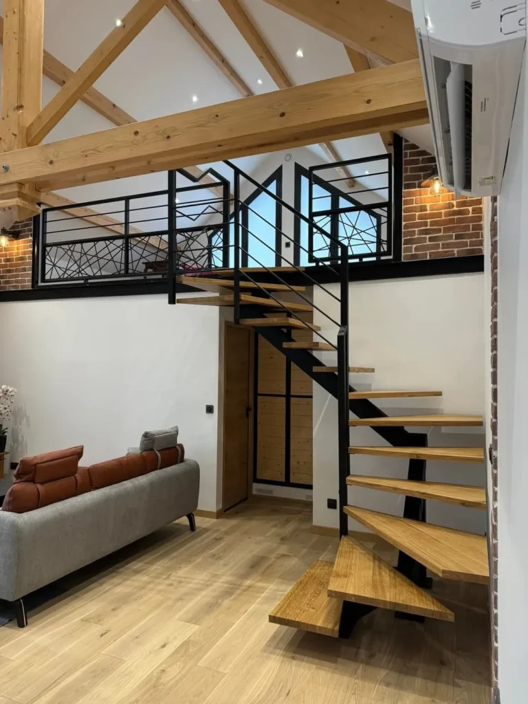 Salon moderne avec escalier bois et mezzanine