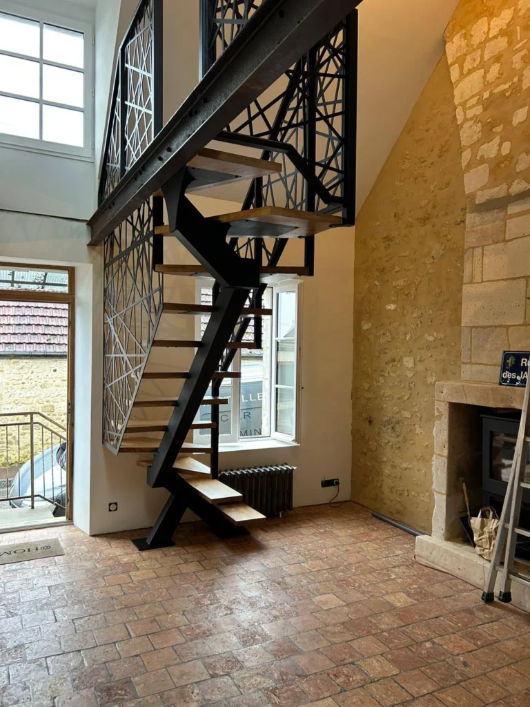Escalier métallique moderne avec marches en bois