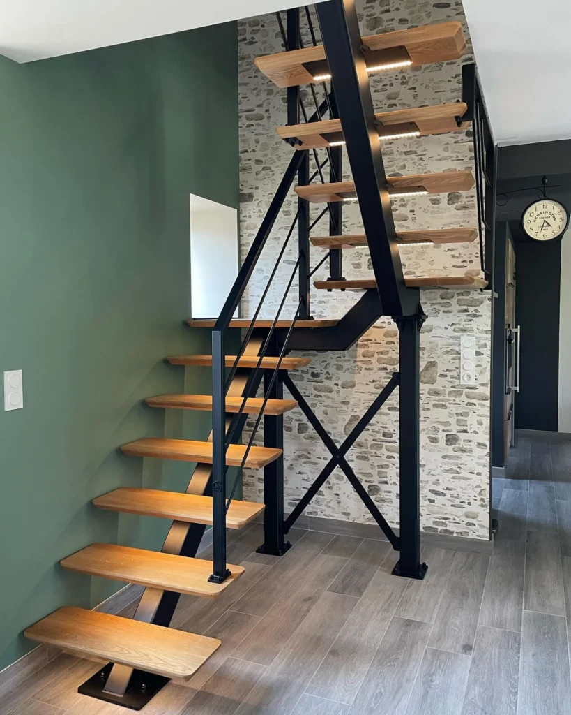 Escalier moderne bois et métal dans intérieur design