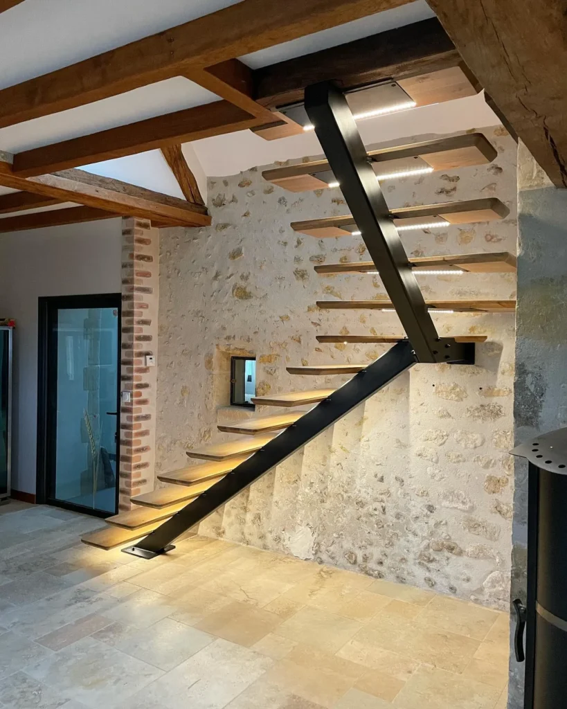 Escalier suspendu moderne en bois et métal