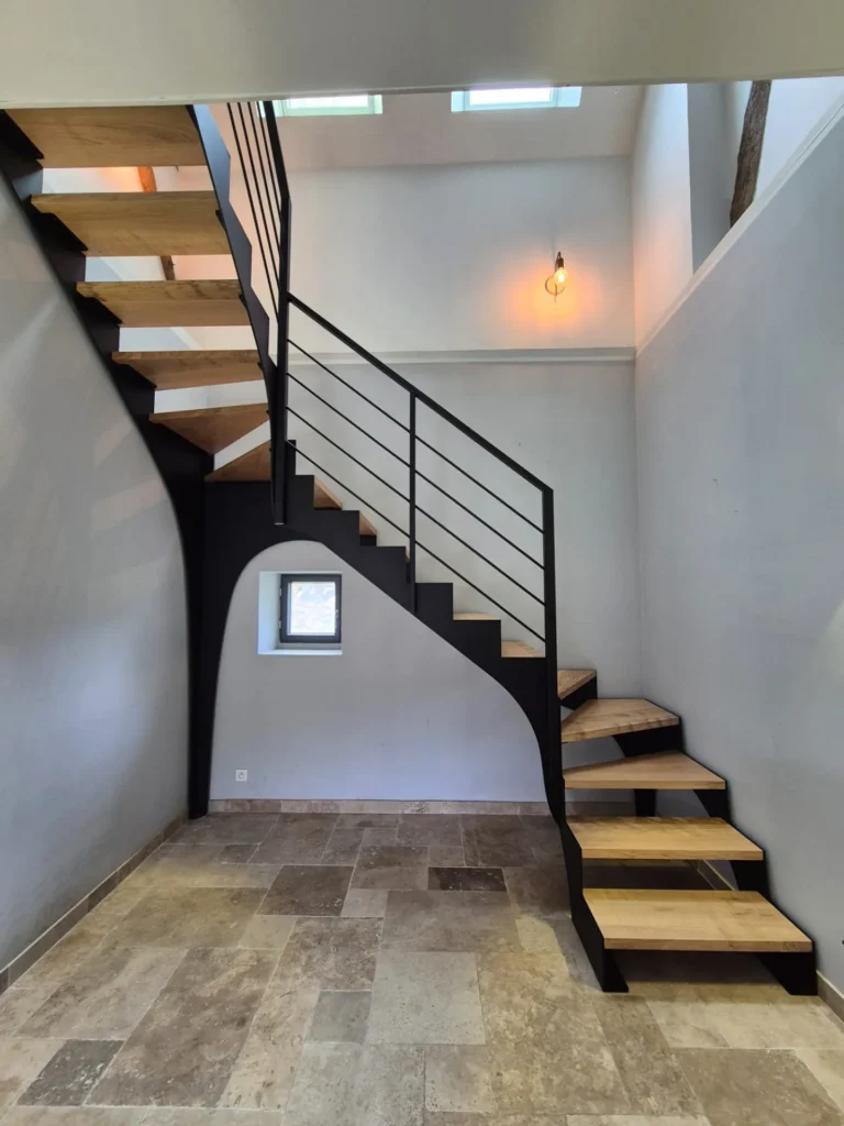 Escalier moderne en bois et métal noir