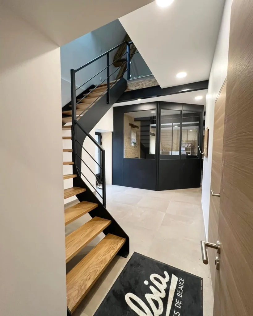 Entrée moderne avec escalier bois et métal