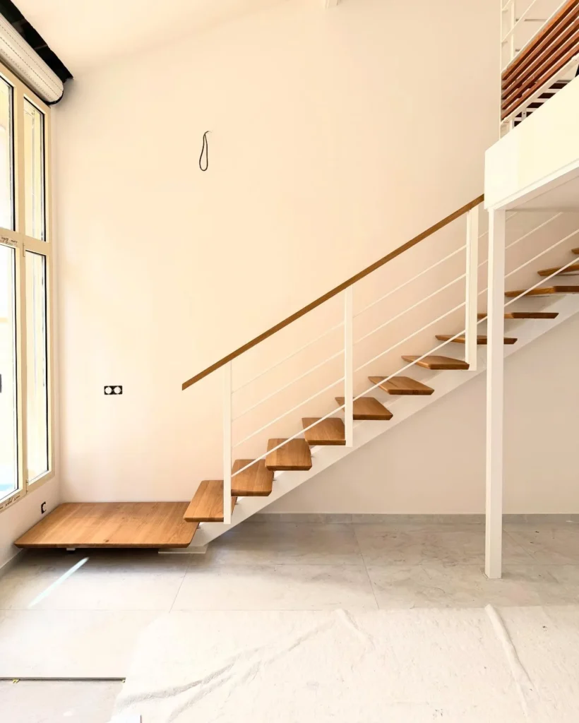 Escalier moderne en bois et garde-corps blanc