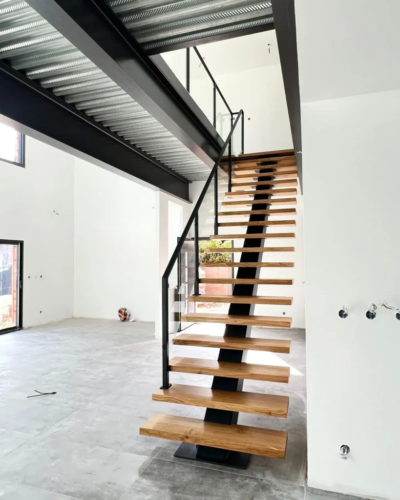 Escalier moderne en bois et métal noir suspendu