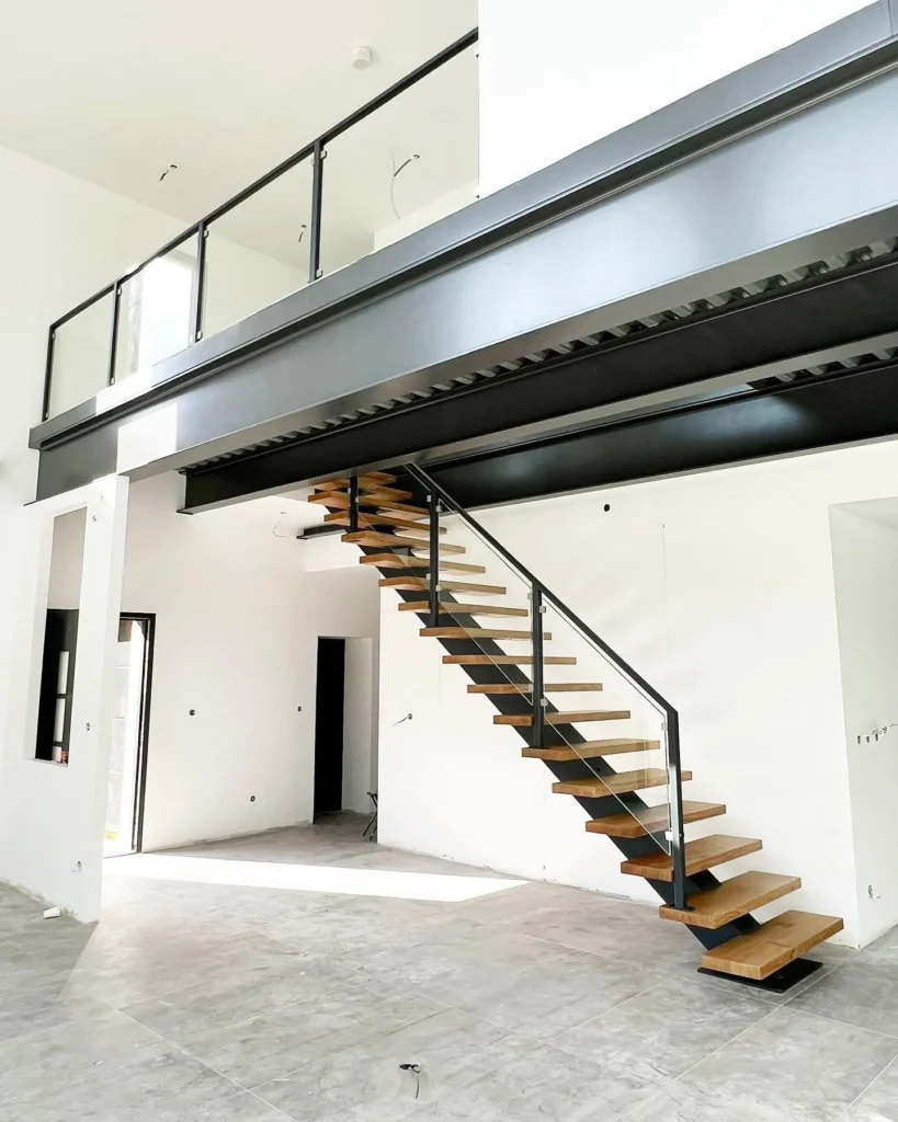 Escalier suspendu en bois dans intérieur moderne