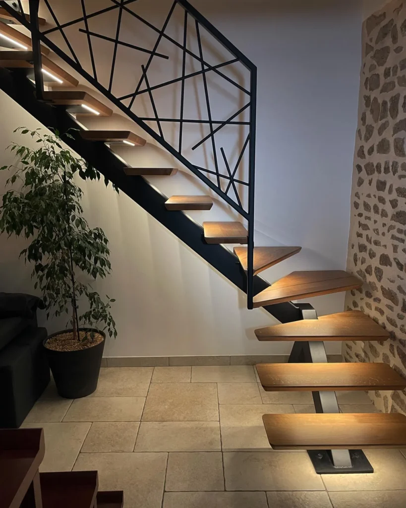 Escalier suspendu en bois et métal moderne