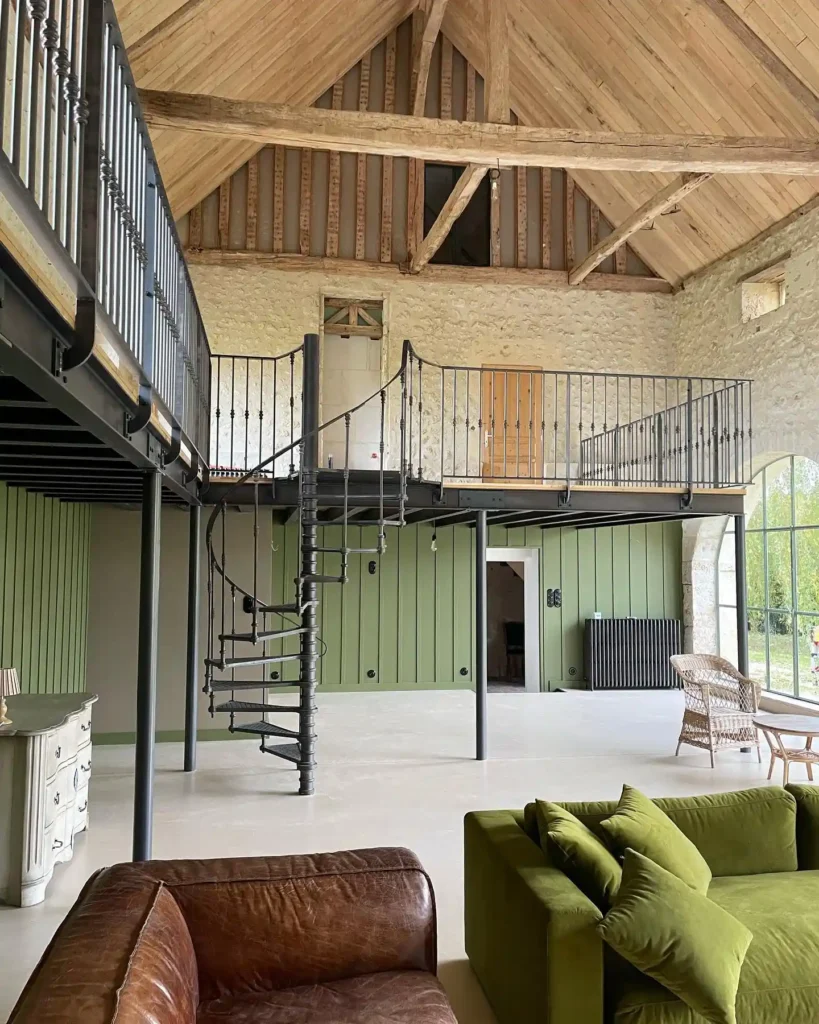 Intérieur loft avec mezzanine et escalier hélicoïdal
