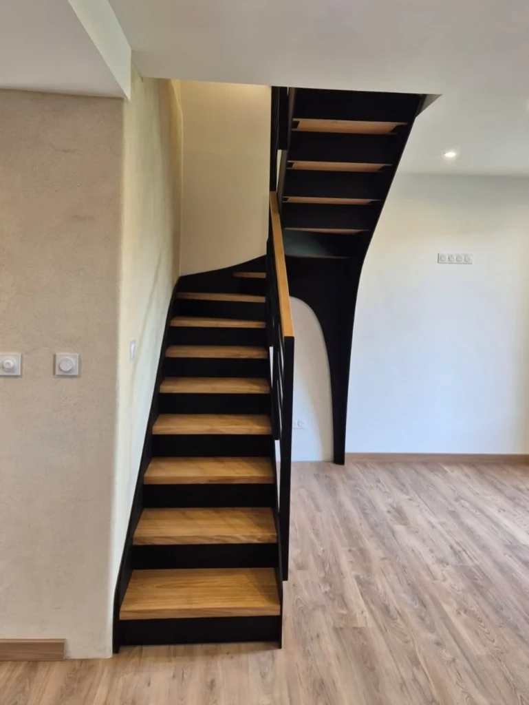 Escalier moderne bois et métal noir courbé