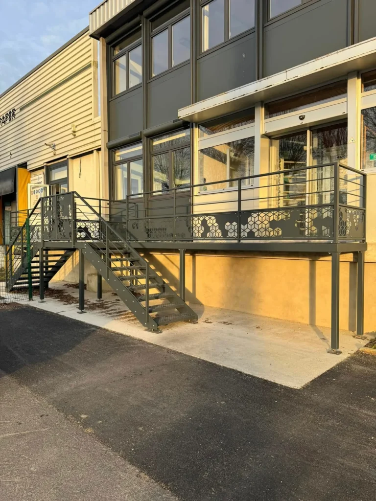 Escalier métallique et terrasse extérieure moderne surélevée