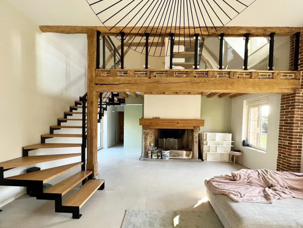 Salon moderne avec mezzanine, escalier bois et cheminée