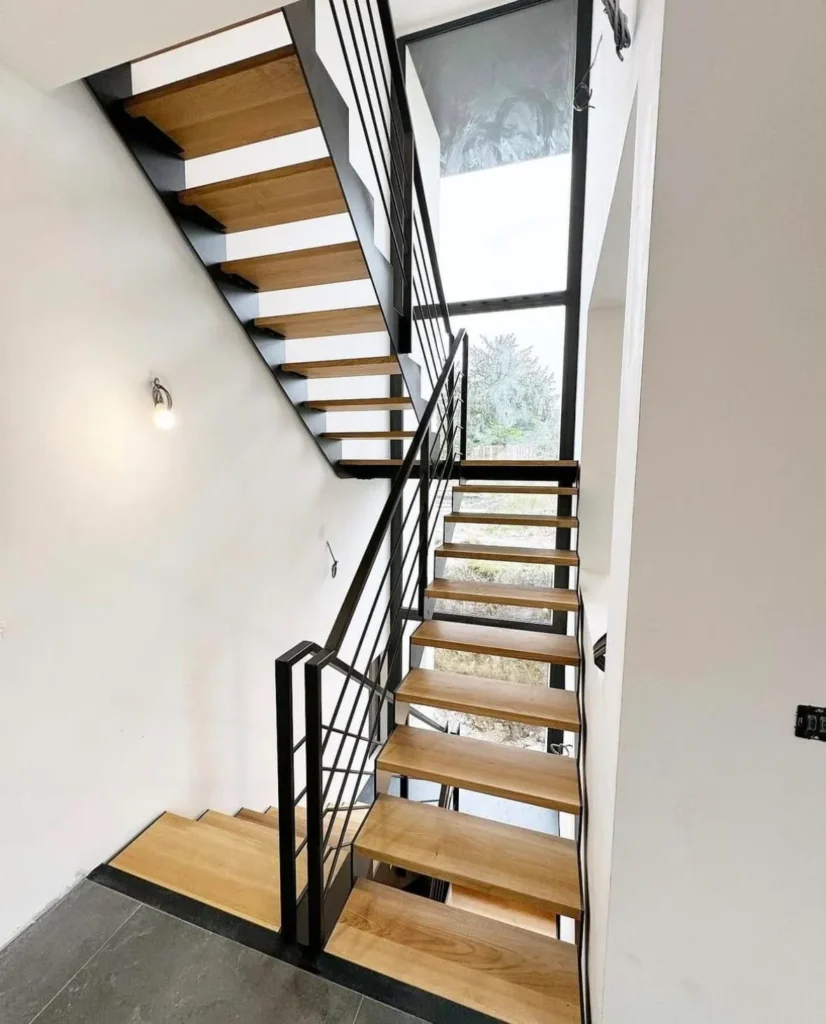 Escalier moderne bois et métal avec grande fenêtre