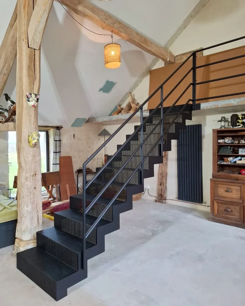 Escalier métallique noir dans loft rustique