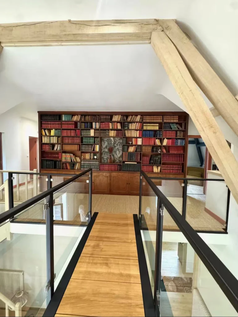 Passerelle en bois menant à grande bibliothèque