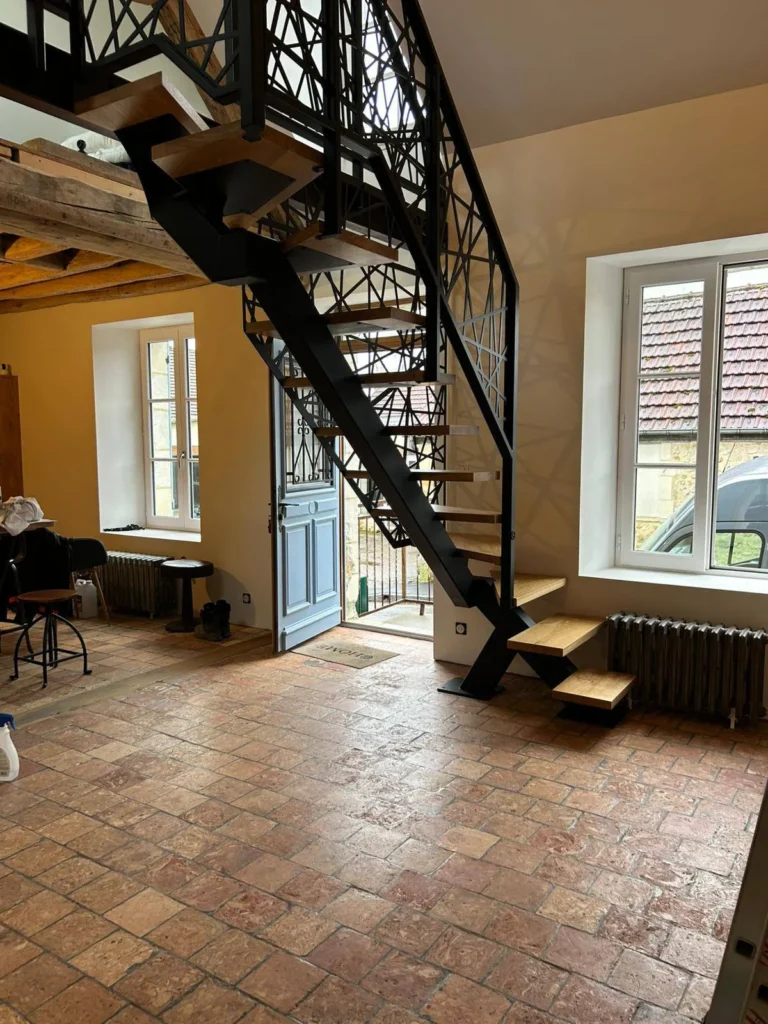 Escalier métallique et bois dans intérieur lumineux