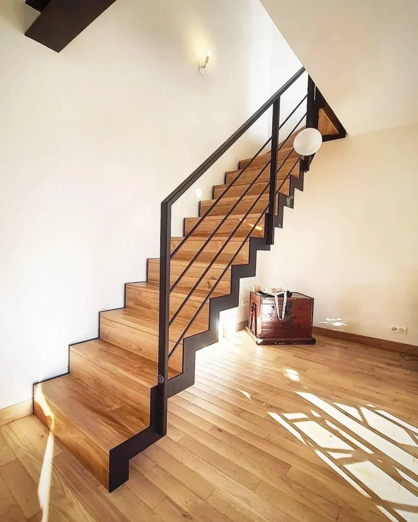 Escalier moderne en bois et métal noir