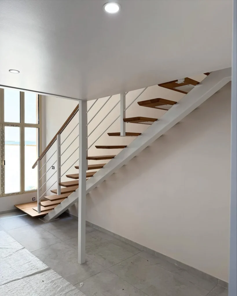 Escalier moderne en bois et métal blanc