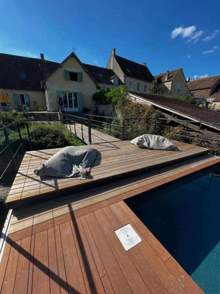 Terrasse en bois avec piscine et maisons rurales