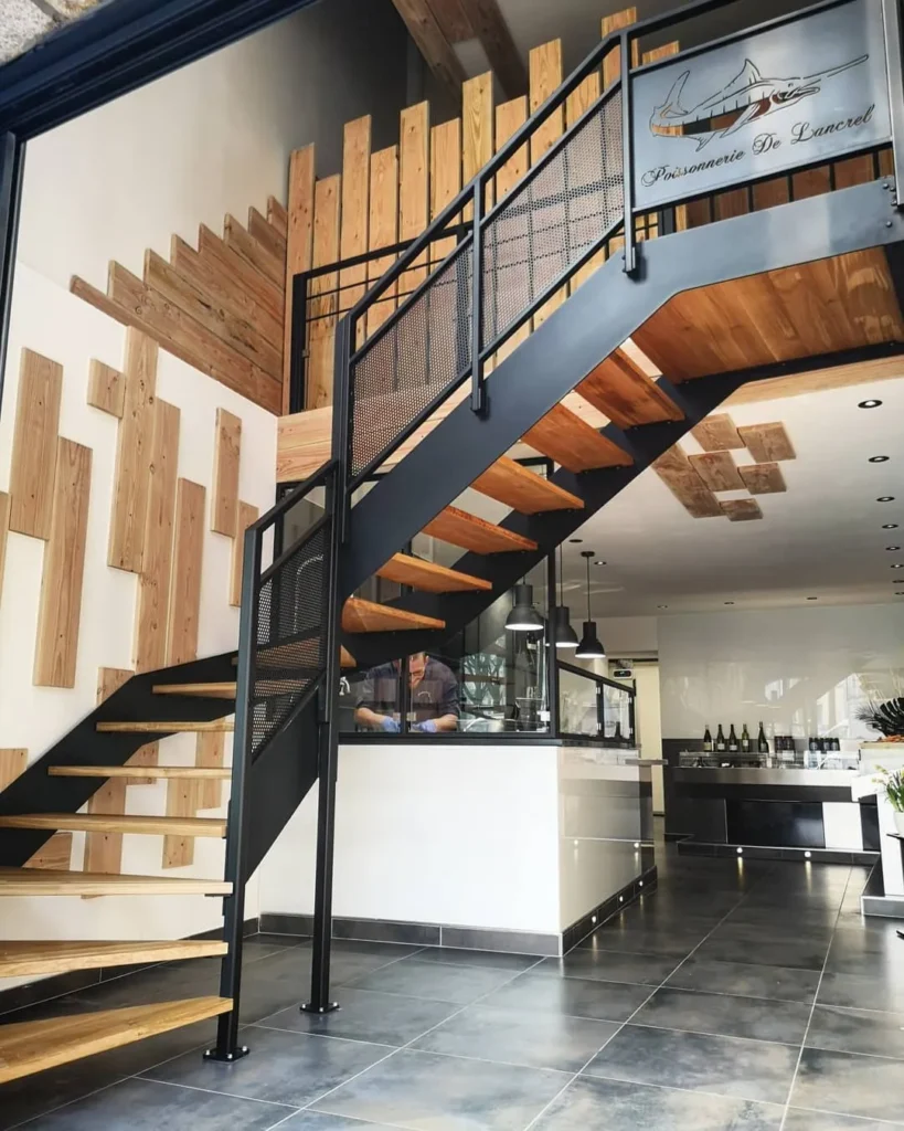 Escalier métal et bois dans poissonnerie moderne