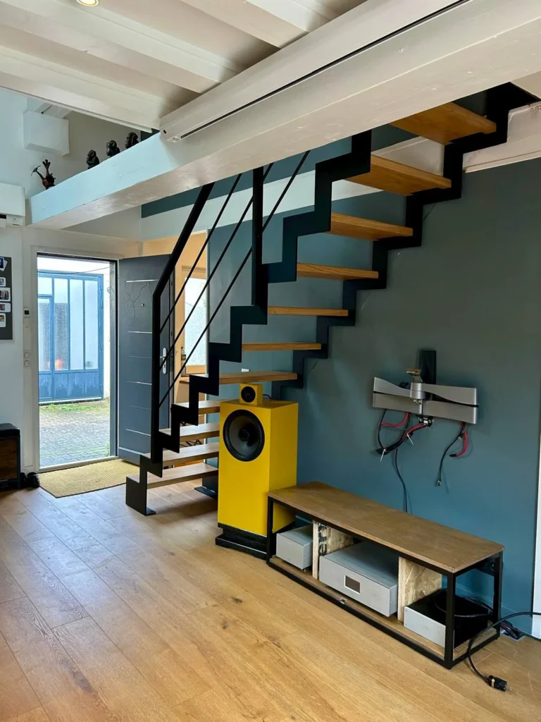 Escalier moderne bois et métal dans salon design