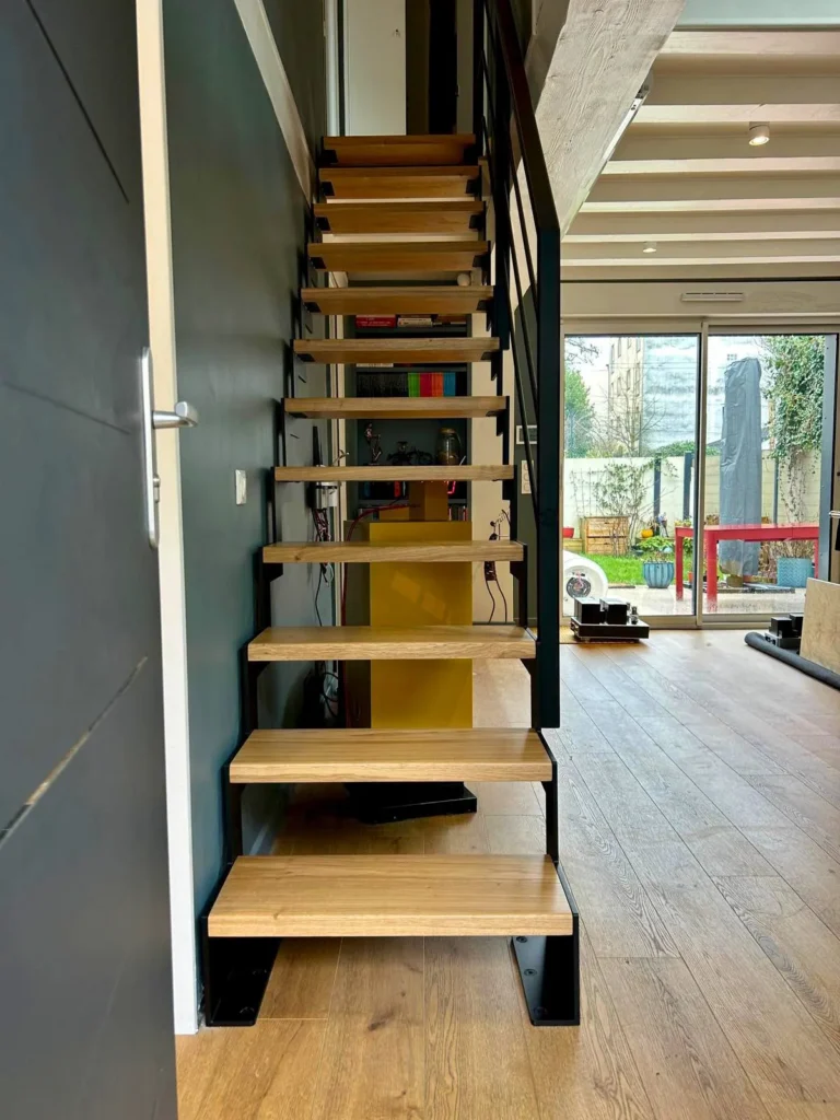 Escalier moderne en bois et métal intérieur