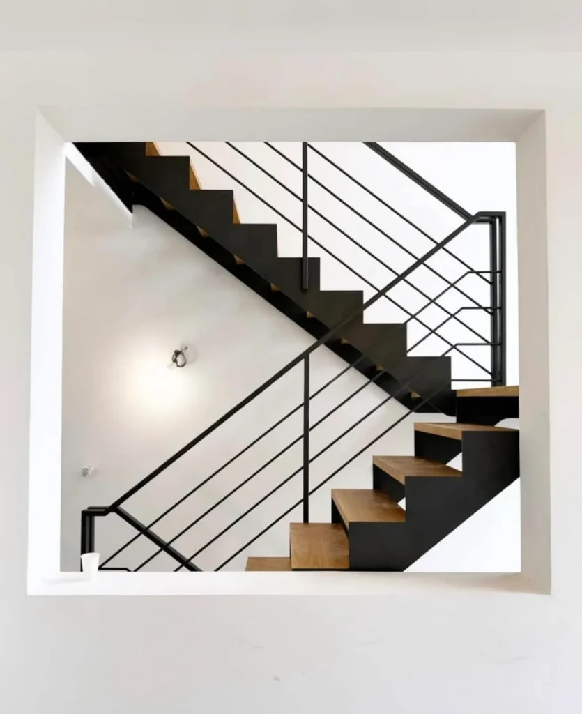 Escalier moderne en métal noir et bois