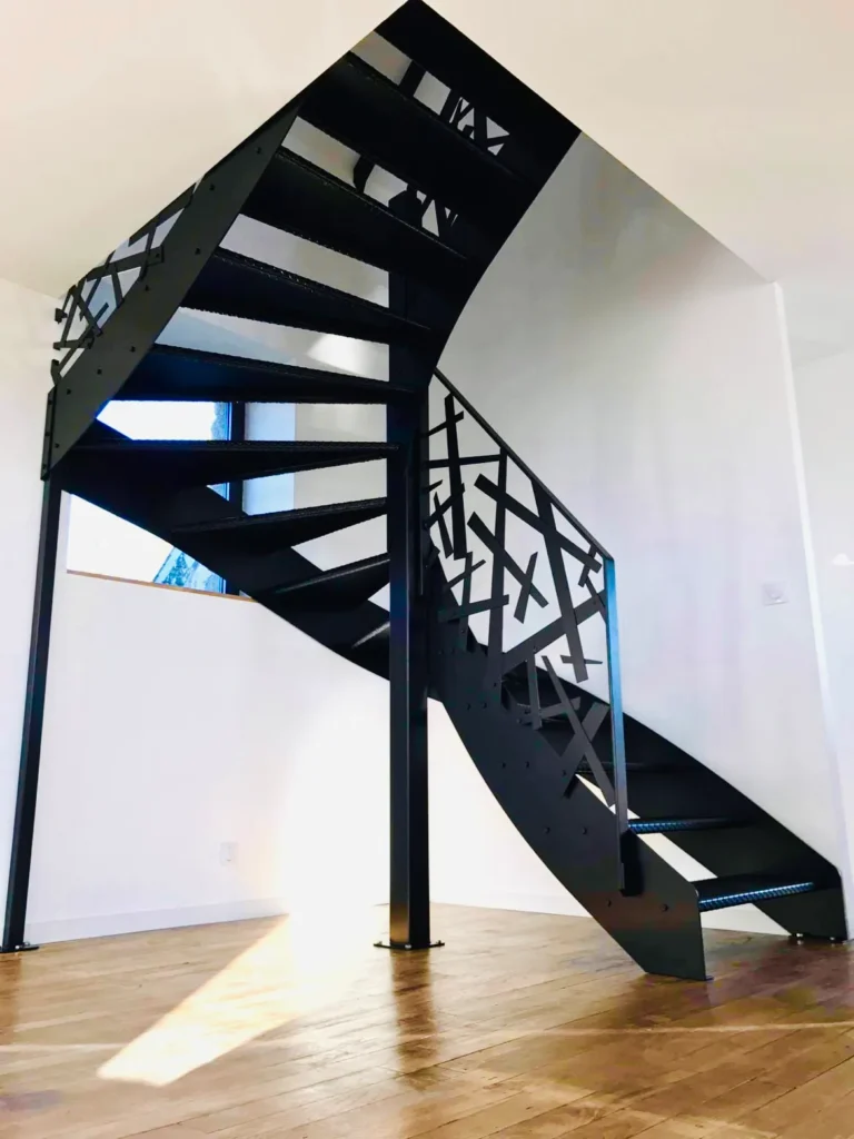 Escalier hélicoïdal noir moderne en métal intérieur