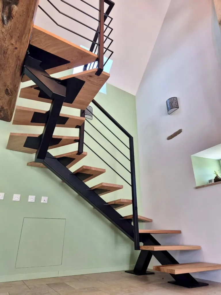 Escalier moderne en bois et métal noir