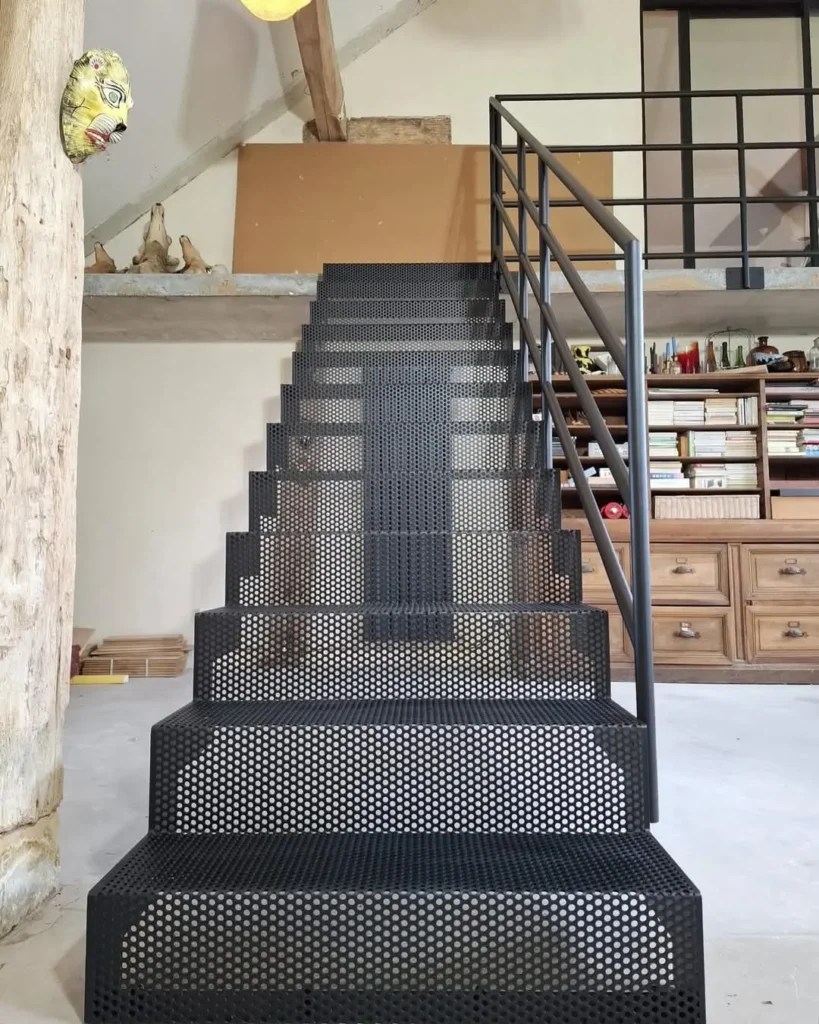 Escalier métallique perforé dans loft moderne