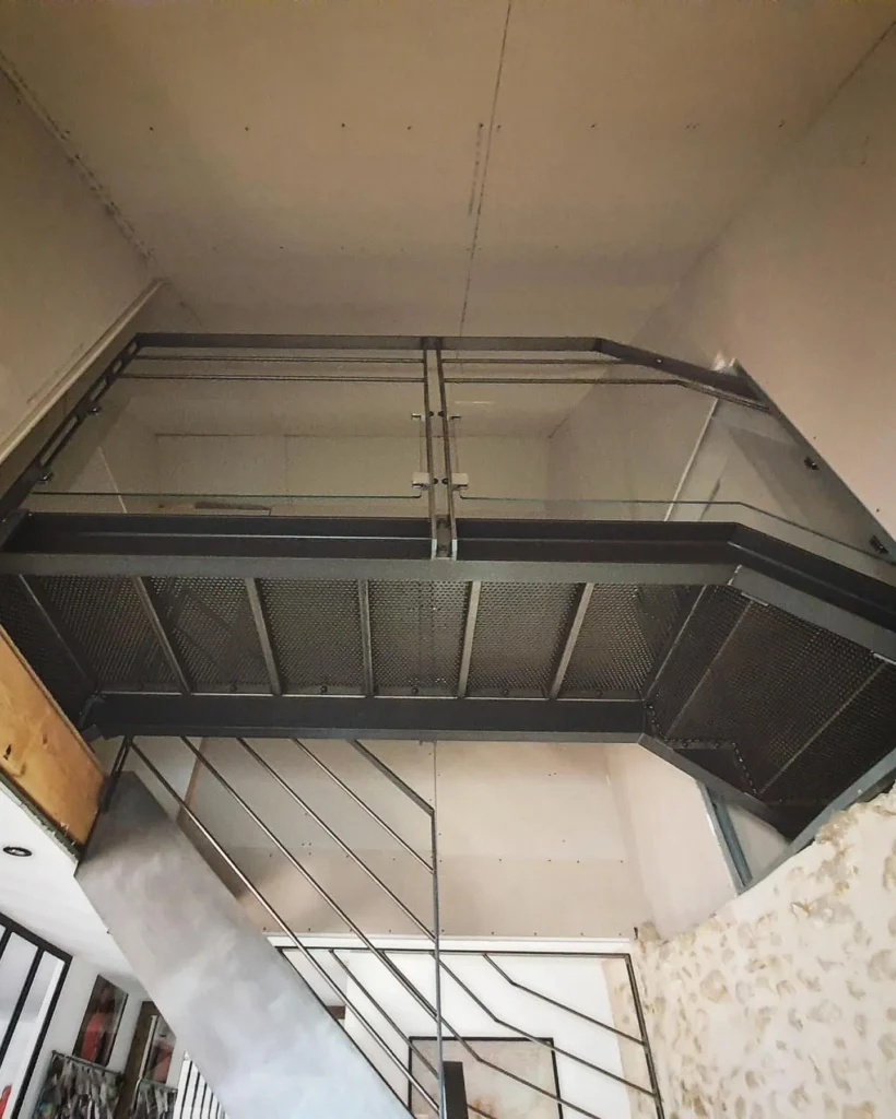 Mezzanine métallique et escalier style industriel intérieur