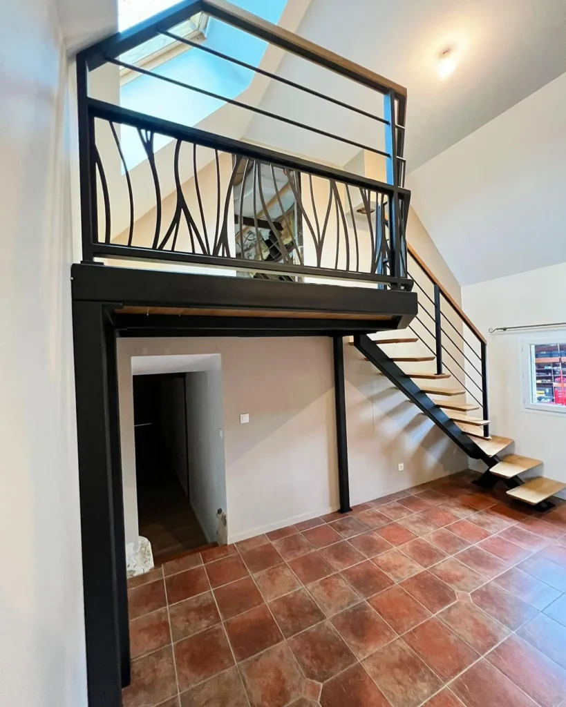 Mezzanine moderne avec escalier métallique et garde-corps