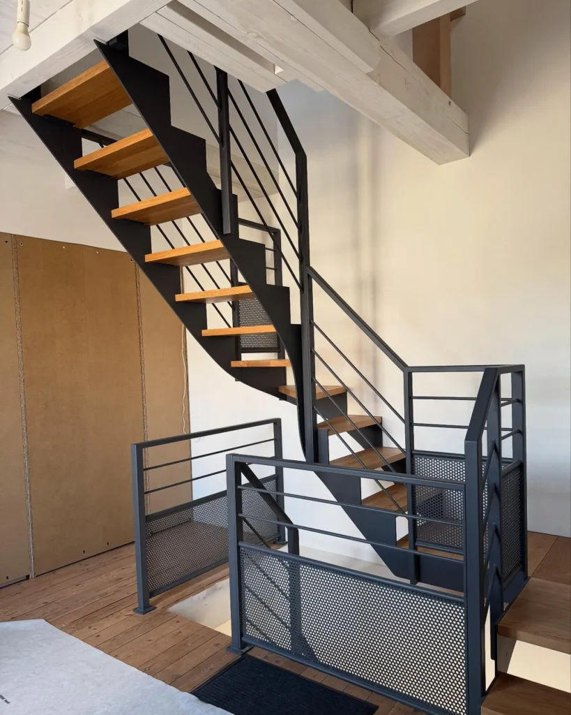 Escalier moderne en métal et bois intérieur